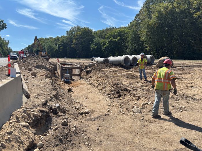 Workers and drainage pipe structures for assembly