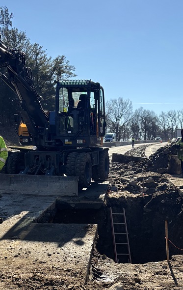 Median excavation and median path preparation by a excavator and a hole for drainage structures